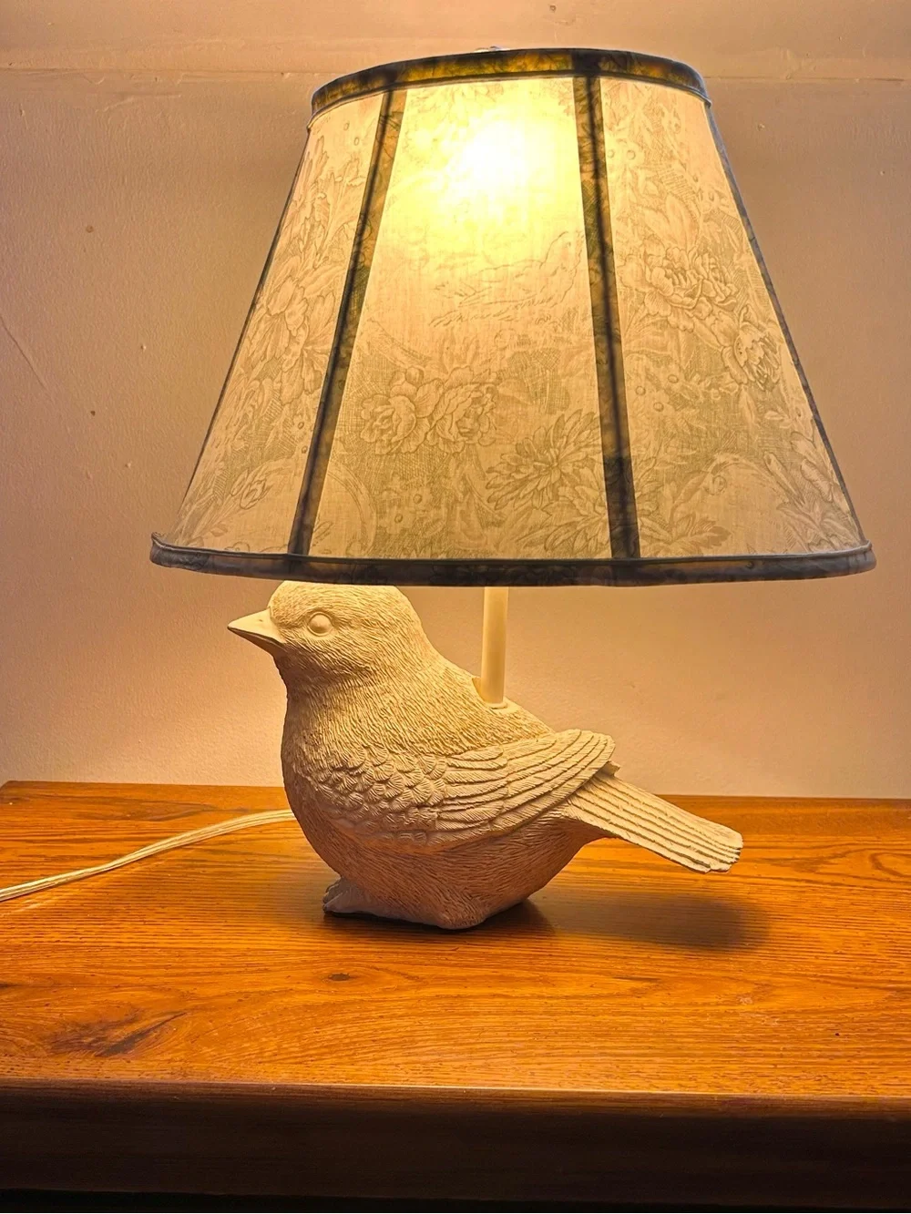 A Homestead Shoppe Classic Country Farmhouse Designed Bird Table Lamp Working